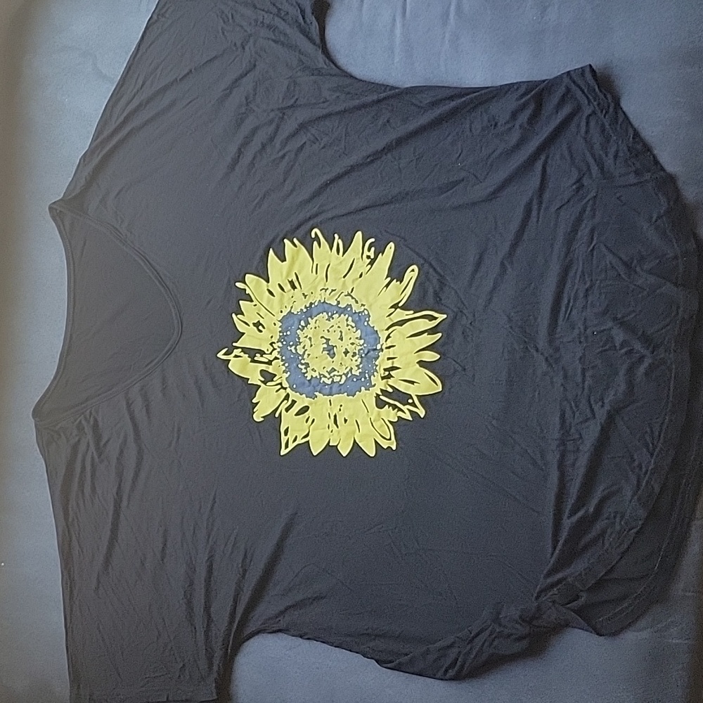 🖤Sunflower V-neck